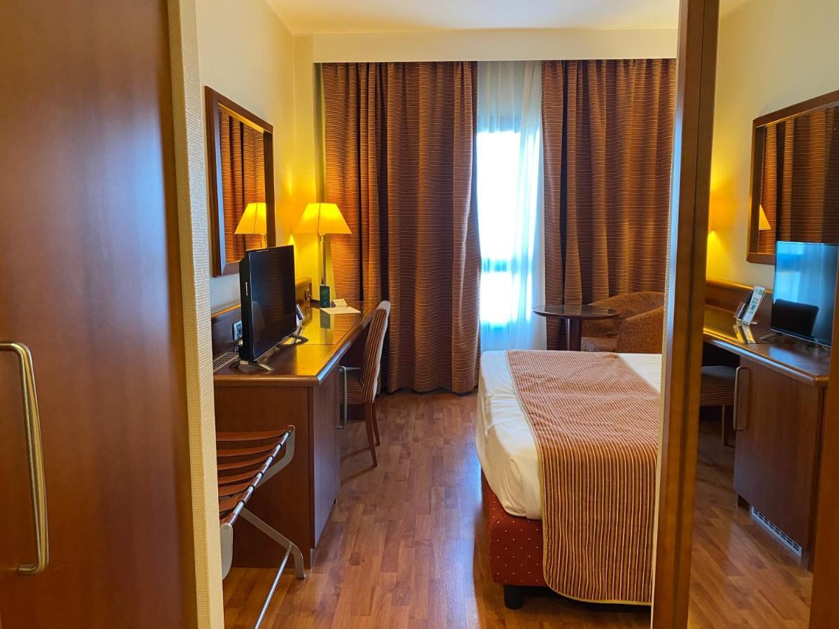 Holiday Inn Cagliari By Ihg מראה חיצוני תמונה