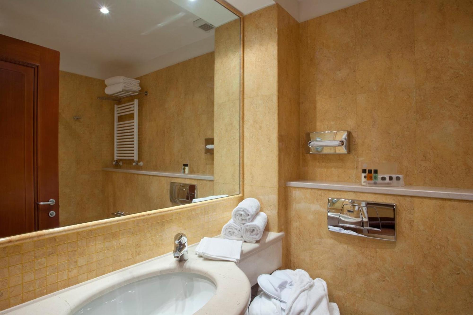 Holiday Inn Cagliari By Ihg מראה חיצוני תמונה